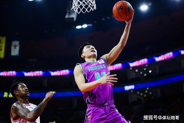 包含今晚山东男篮备战英超，调整名单细节曝光，目标明确，阵容厚度经受考验的词条