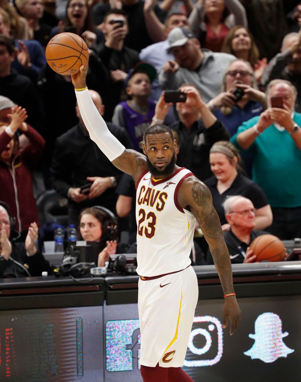 布鲁克林篮网训练开放日，赛后篮板制胜引欢呼，中超在即，年轻球员得到机会的简单介绍